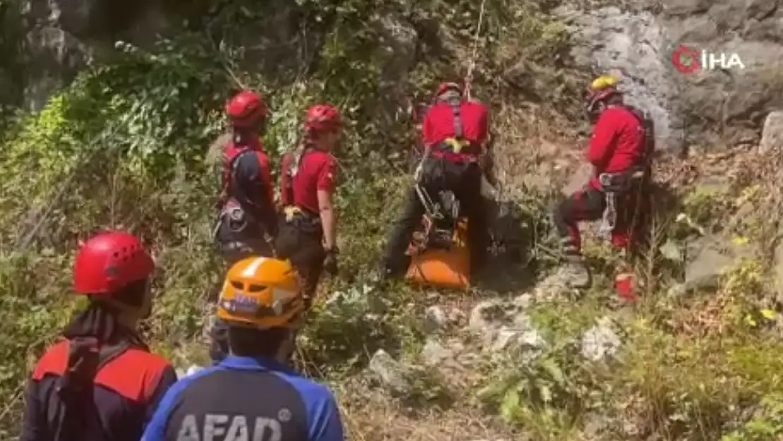 İntihar eden şahsın cesedi uçurumdan operasyon ile çıkarıldı