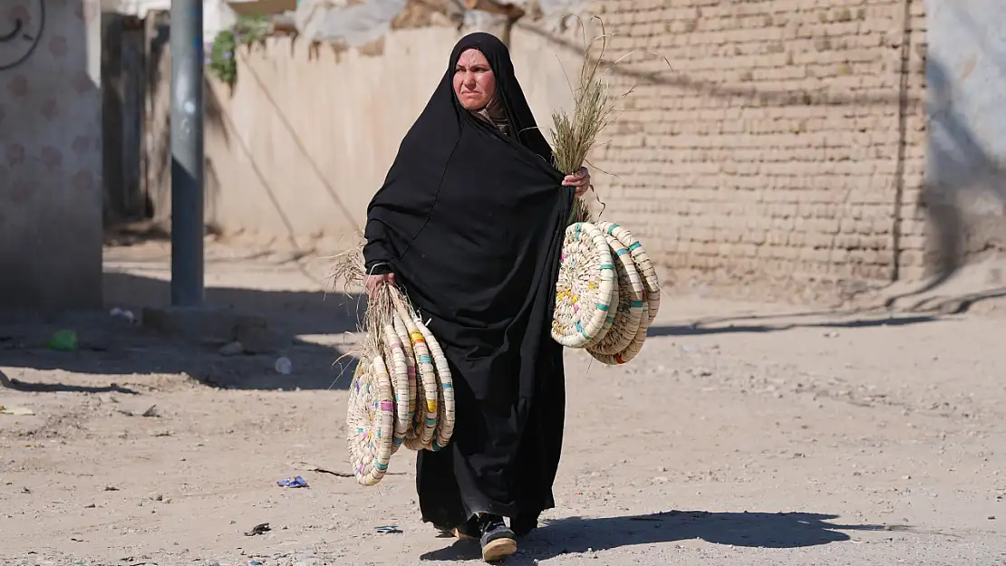 Irak'ın Babil Kenti Köyünde Kadınlar Hasırcılıkla Geçimlerini Sağlıyor
