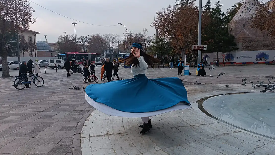 İranlı eğitmen Mevlâna aşkını Konya sokaklarına taşıdı!