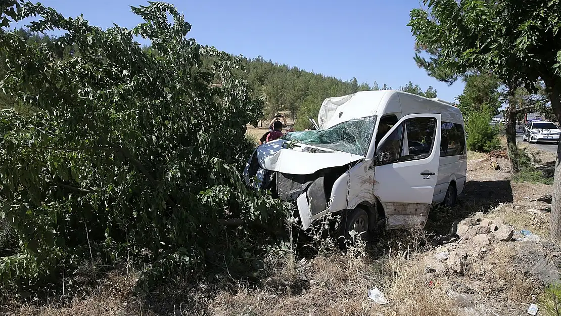 İşçi servisi yoldan çıkarak ağaca çarptı: 15 yaralı