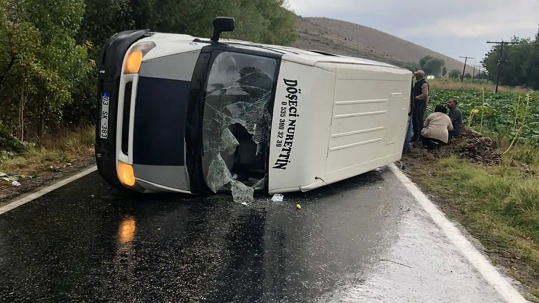 İşçileri taşıyan minibüs devrildi: 10 yaralı!