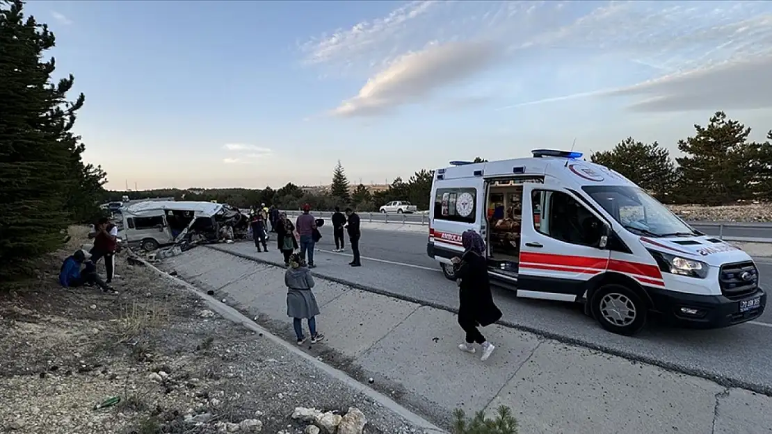 İşçileri taşıyan servis devrildi: Çok sayıda ölü ve yaralılar var!