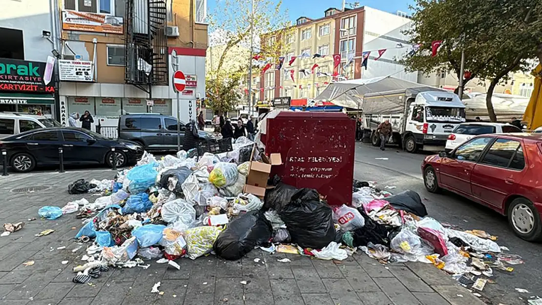 İşçilerin eylemi hijyeni vurdu: Sokaklar çöplerle doldu taştı!