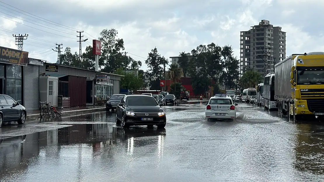 İskenderun'da Şiddetli Yağış Trafiği Felç Etti