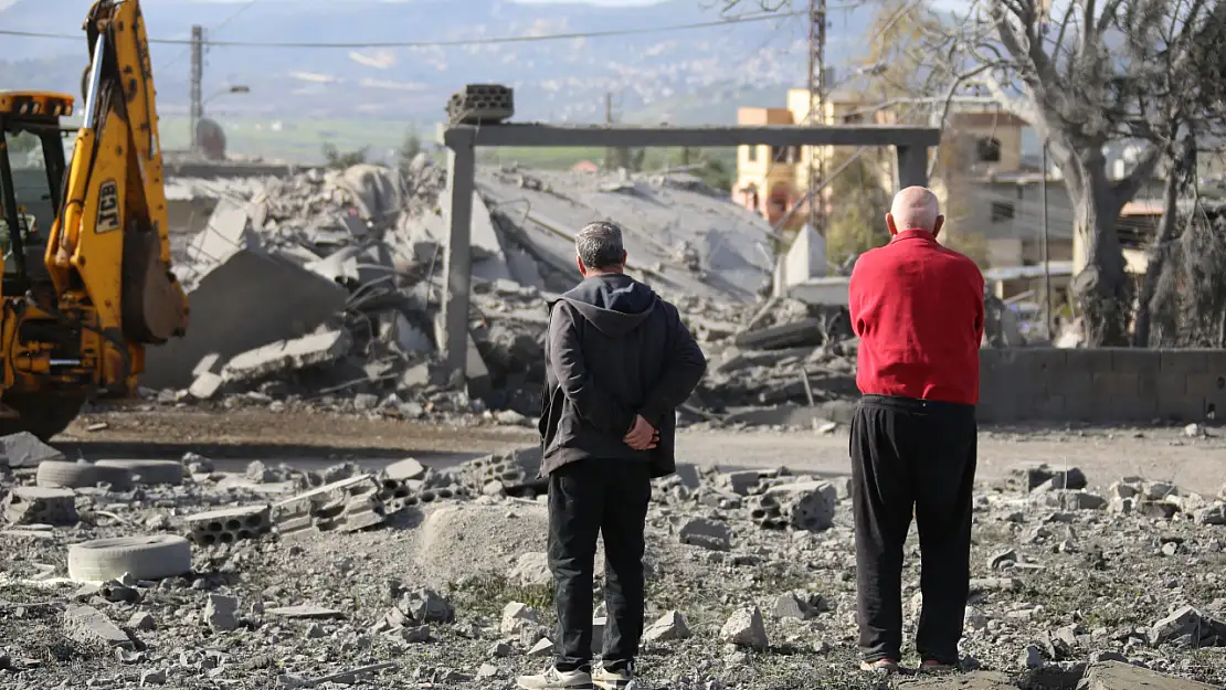 İsrail'e Lübnan'da 3 katlı binayı vurdu: 3 sivil yaralı