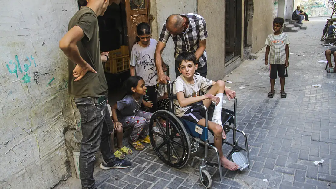 İsrail saldırısında yaralanan Filistinli çocuk yardım bekliyor