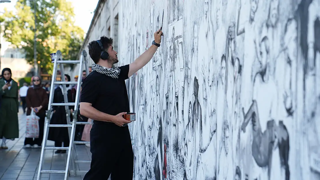 İstanbul'da Ressam Kasım Tan'ın Dev Boyutta Filistin Protestosu