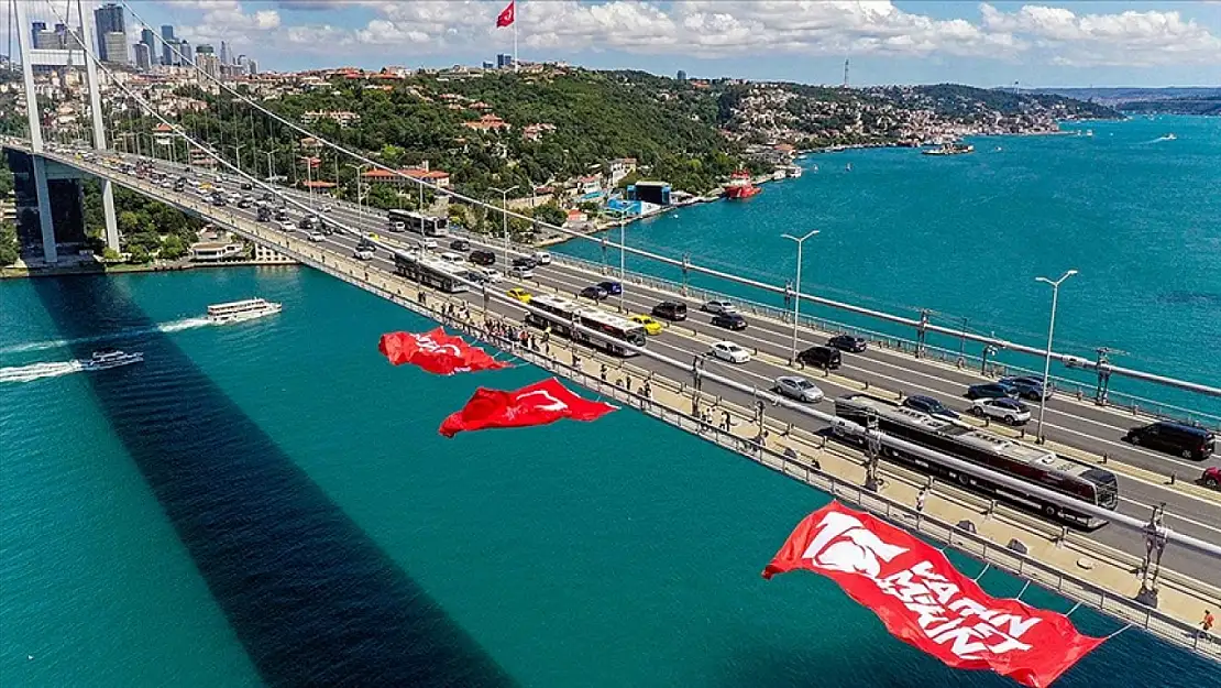 İstanbul'daki köprülerde 15 Temmuz Demokrasi ve Milli Birlik günü kutlamaları: Türk Bayrakları dalgalanıyor