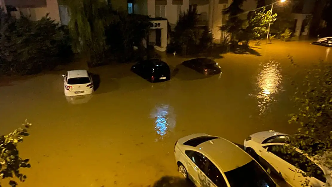 İstanbul'u sağanak vurdu! Vatandaş selden etkilendi! 'Vaziyet bu, mahvolduk'