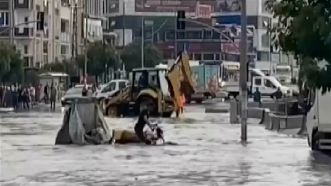 İstanbul'da gök gürültülü sağanak hayatı felç etti