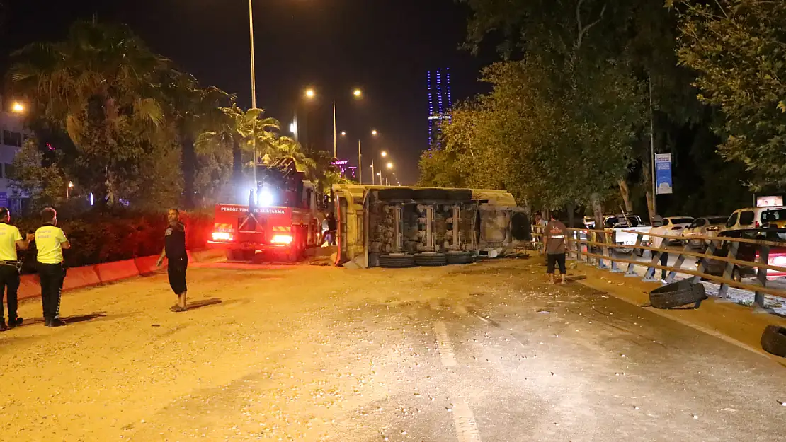 İzmir Bayraklı'da hafriyat kamyonu kaza yaptı: Sürücü yaralandı
