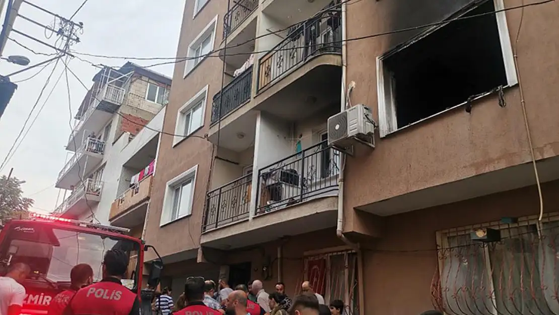 İzmir'de ev yangını! Dumandan etkilenenler hastaneye kaldırıldı