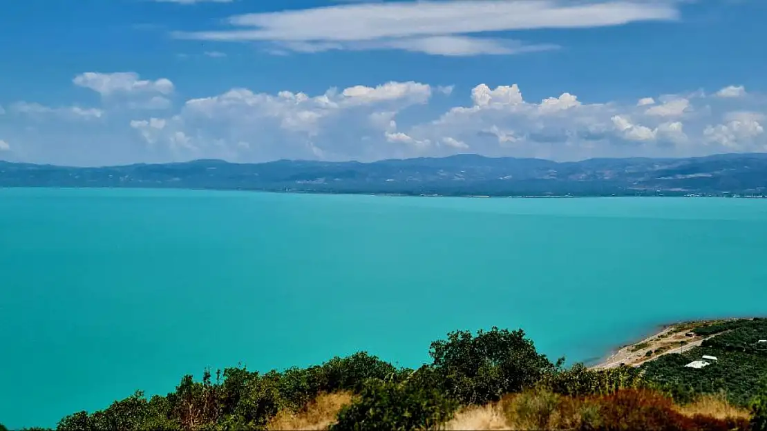 İznik Gölü turkuaza boyandı