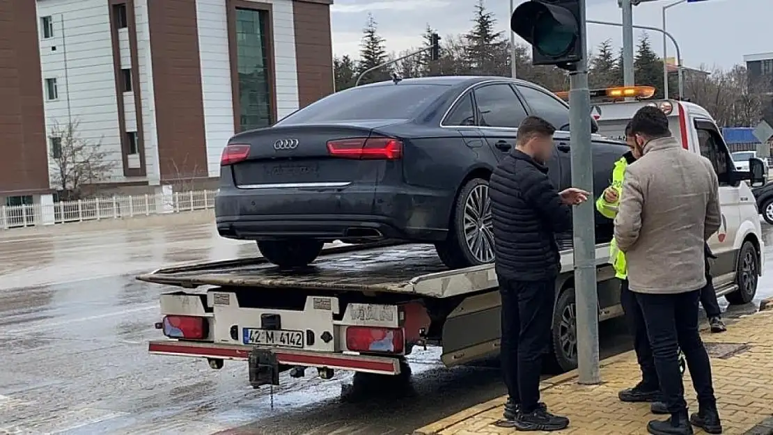 Jandarmanın dur ihtarına uymayarak kaçan plakasız otomobil polise yakalandı