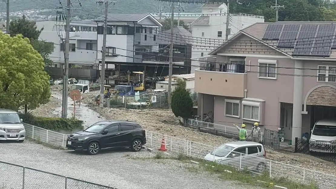 Japonya'da nehirdeki set çöktü, ev ve araçlar sular altında kaldı