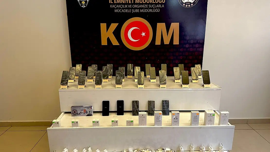 Kaçak cep telefonlarını iş yerine zulalayan şahıs polisin gözünden kaçmadı