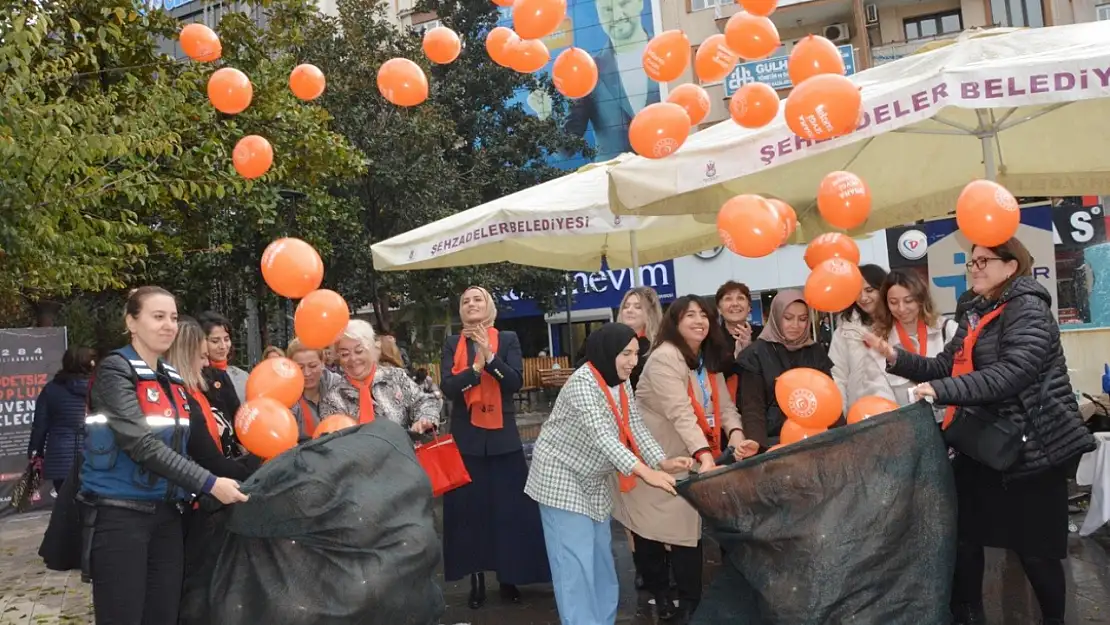 'İnsana sevgi yakışır' sloganıyla gökyüzüne yüzlerce balon bırakıldı!