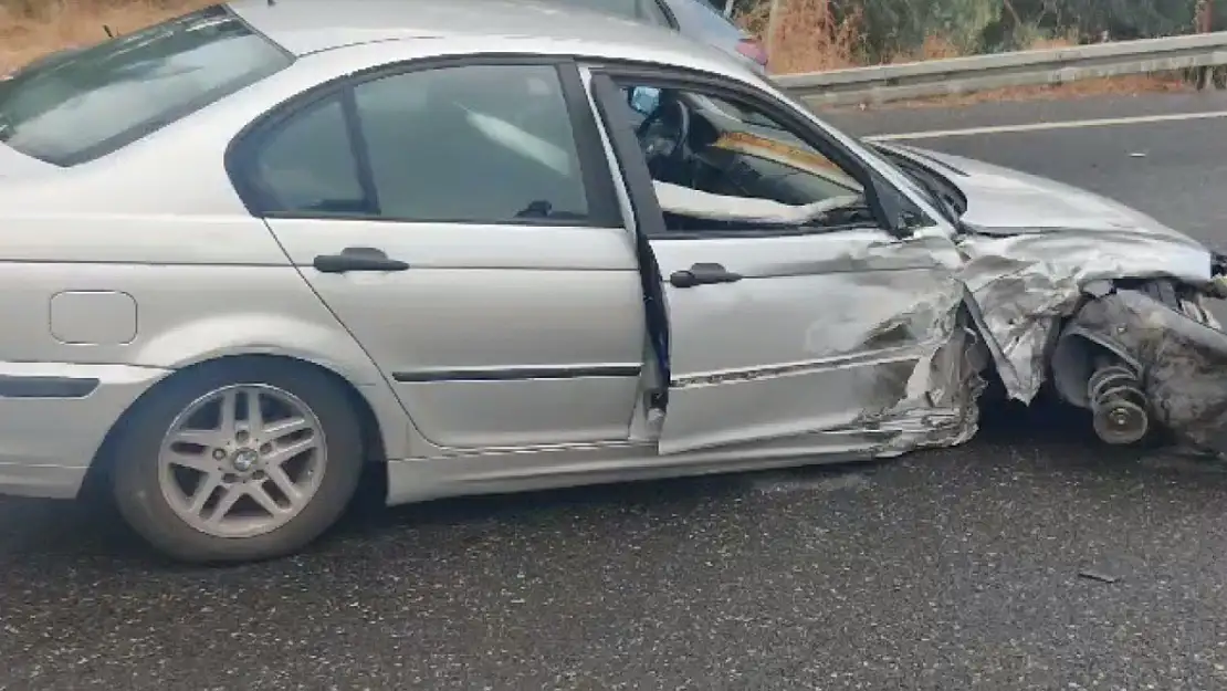 Kafa kafaya çarpışan otomobiller hurdaya döndü