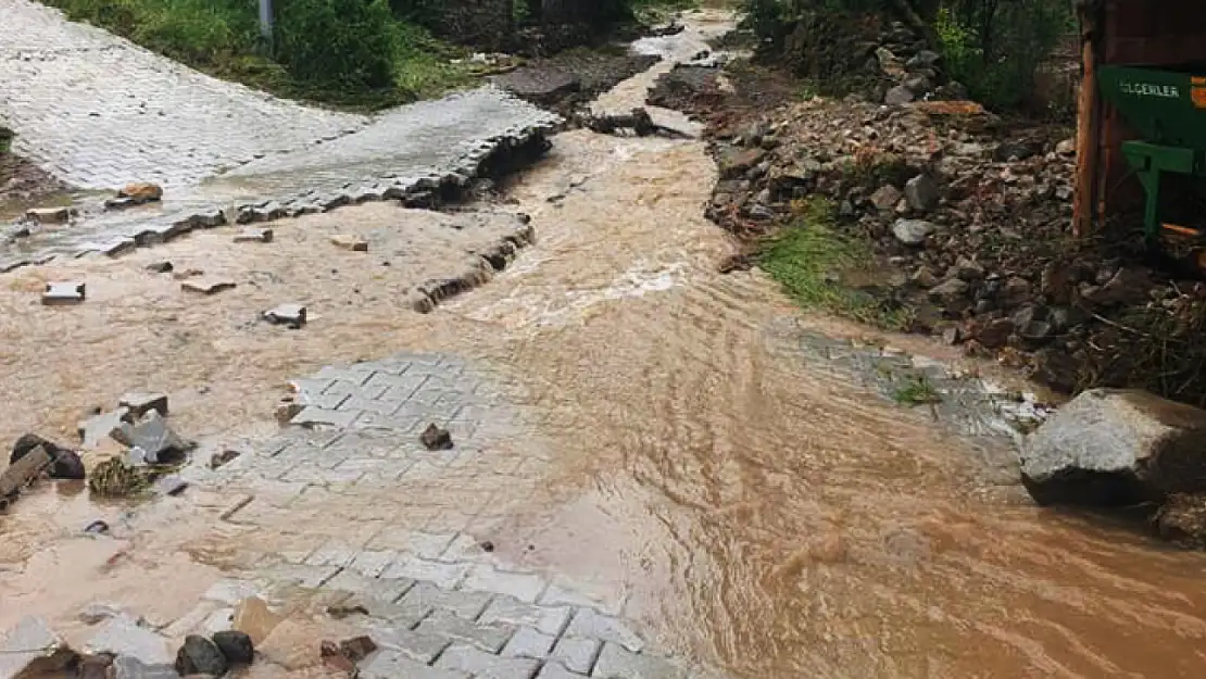 Kaldırım taşları sele dayanamadı