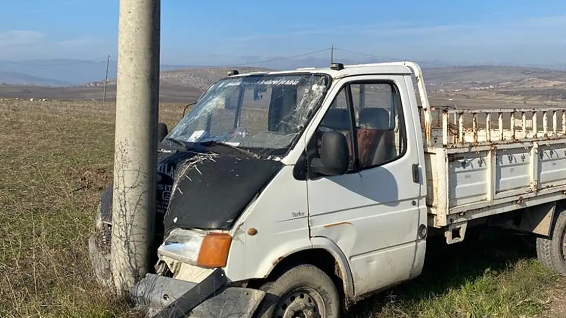 Kalp krizi geçirip kamyonetiyle direğe çarpan sürücü öldü