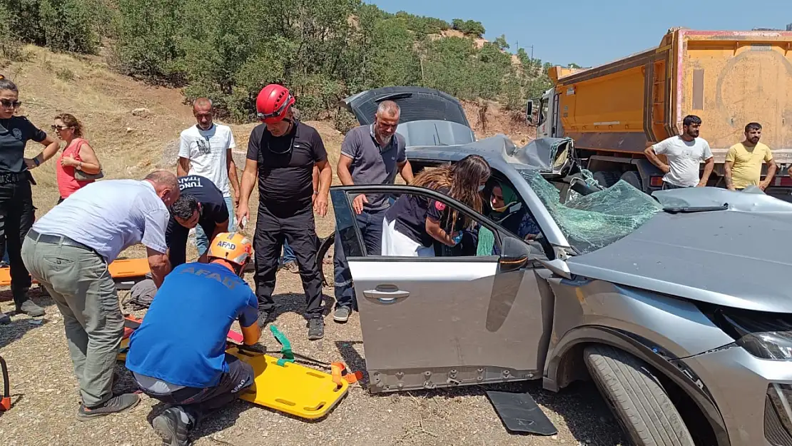 Kamyon ile otomobil çarpıştı: 1'i çocuk 2 ölü