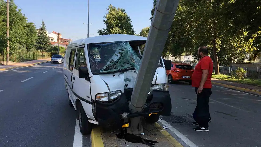 Kamyonet aydınlatma direğine çarptı