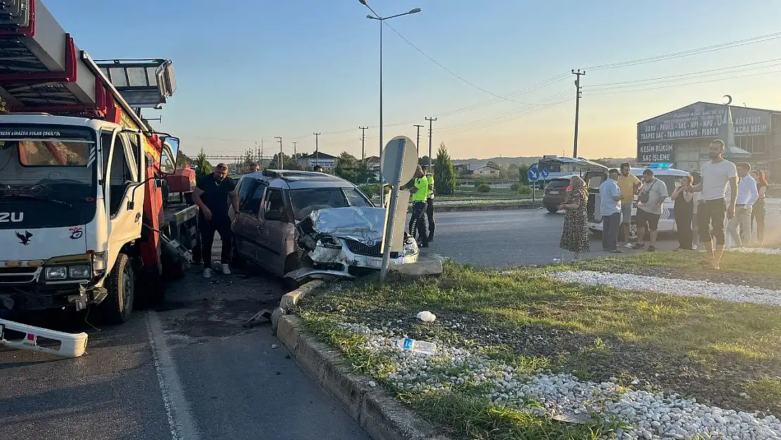 Kamyonet ile otomobil çarpıştı: 3 yaralı