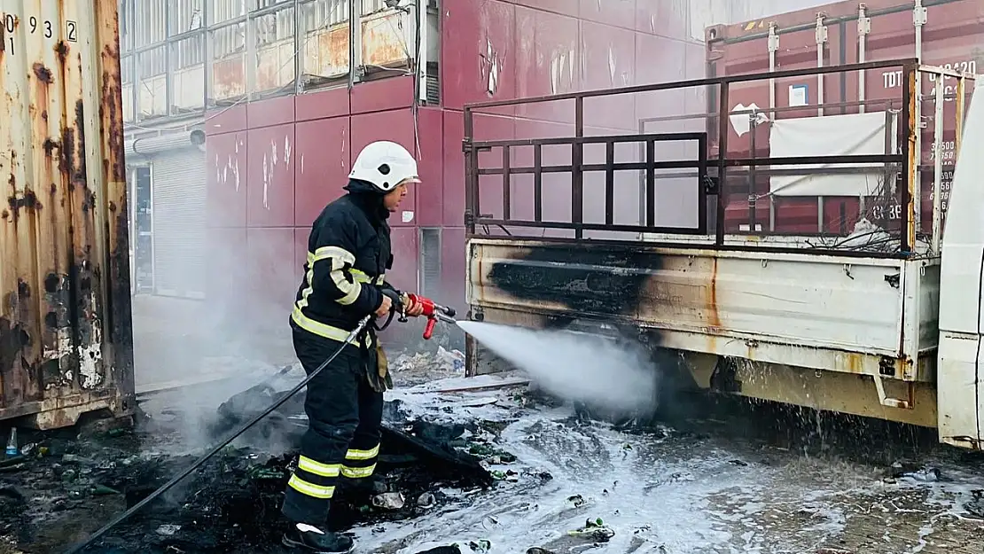 Kamyonette başlayan yangın malzeme dolu konteynıra sıçradı!