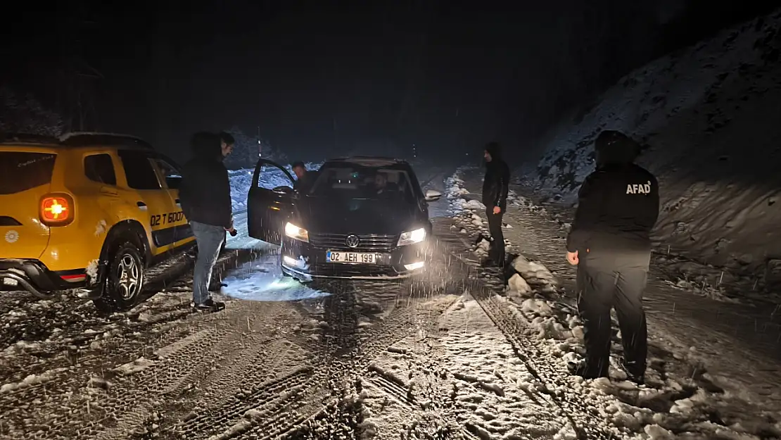 Kar hayatı felç etti: Kapanan yolda mahsur kaldılar!