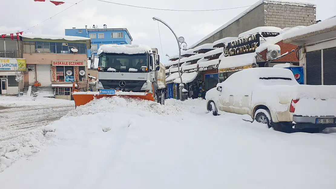 Kar kalınlığı 30 santimetreyi geçti: Kar yığınları kamyonlarla taşınıyor!