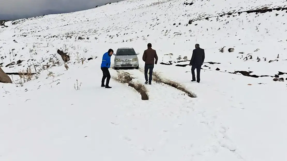 Kar Mayıs ayında yolları kapattı