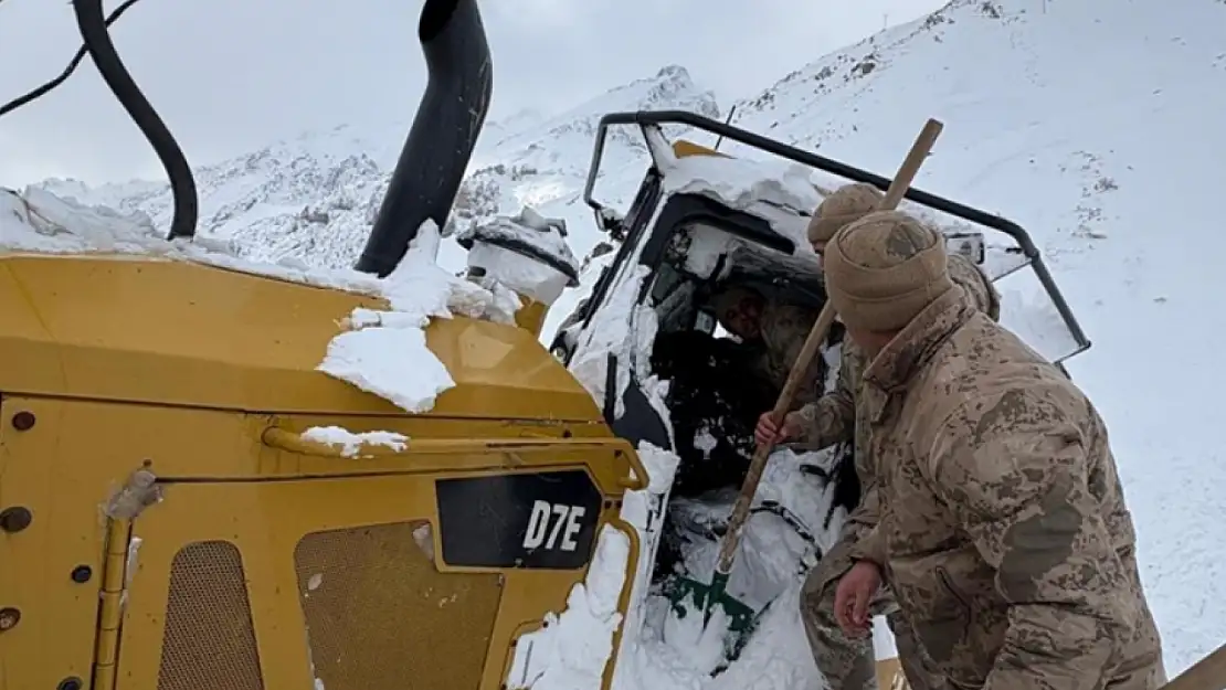 Kar temizliği yapan iş makinesinin üzerine çığ düştü!