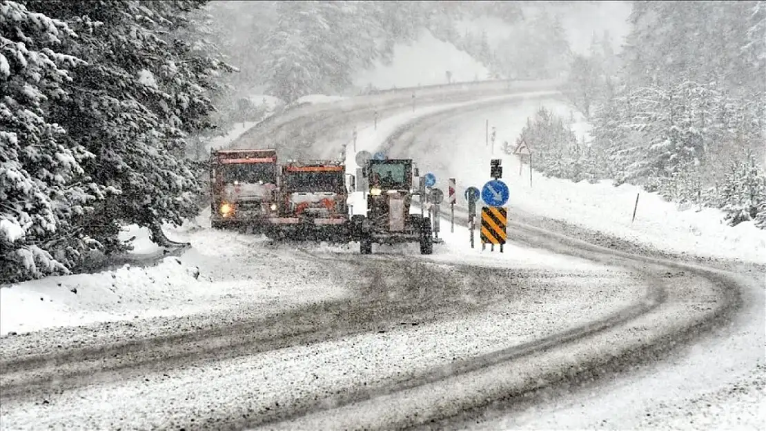Kar ve tipi hayatı felç etti: 58 köy yolu kapandı!
