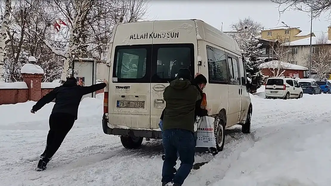 Kar yağışı sürücülere zor anlar yaşattı!