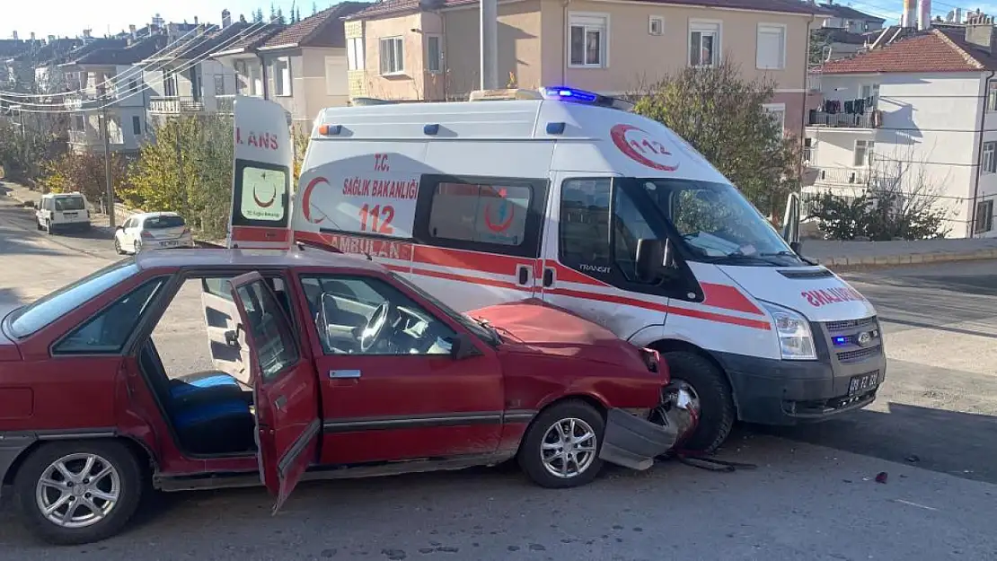 Karaman'da ambulans ile otomobil çarpıştı: 1 yaralı