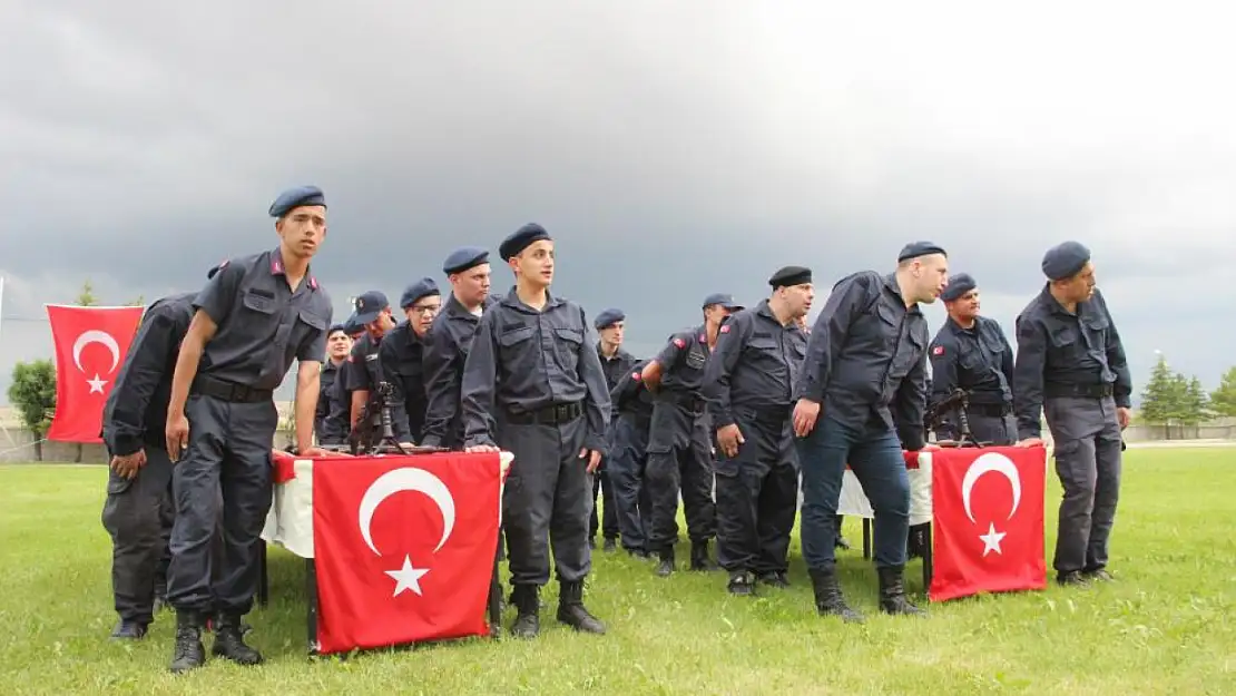 Karaman'da bir günlük askerlik yapan engelliler törenle yemin etti