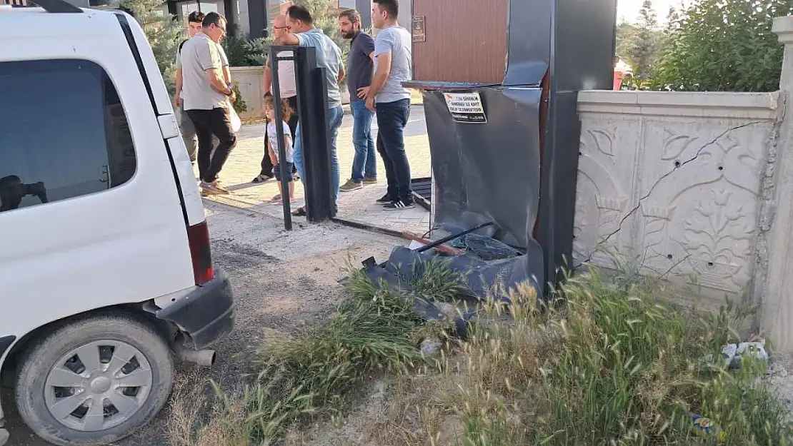 Karaman'da hafif ticari araç duvara çarptı!
