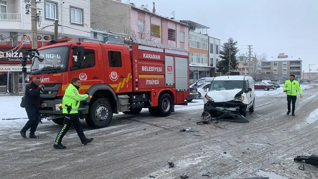 Karaman'da kaza yapan otomobil, tavuk pişirme makinesine çarptı!