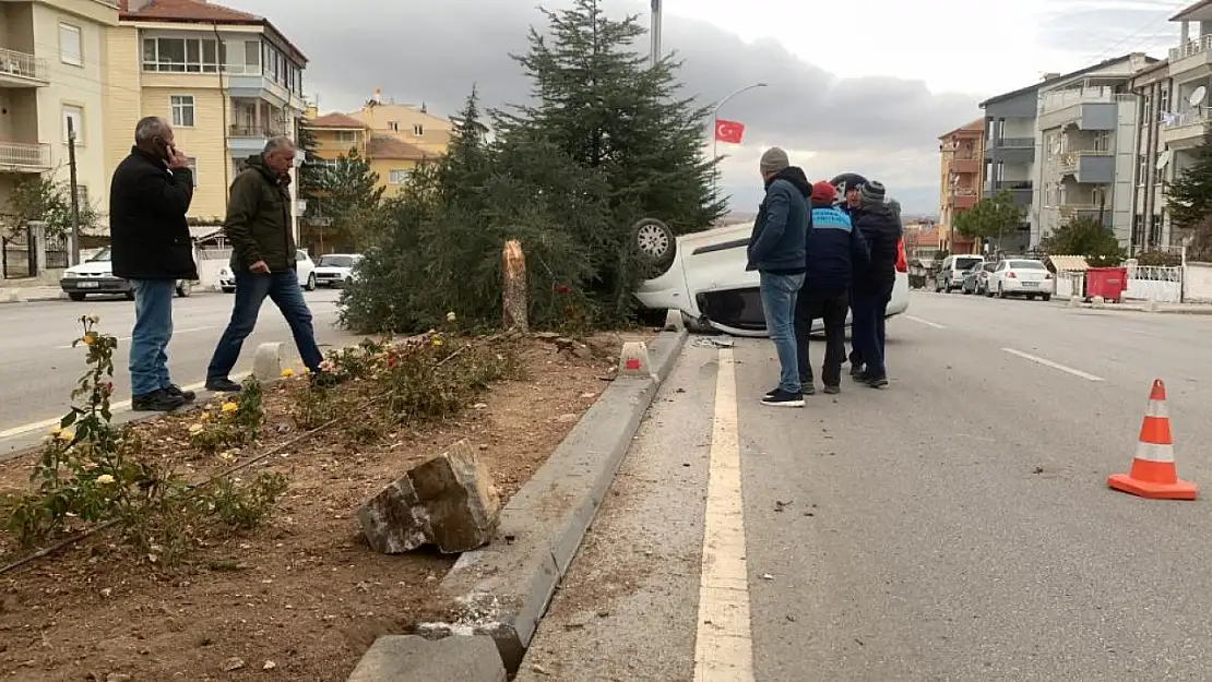 Karaman'da kontrolden çıkan araç, refüjdeki ağacı kırarak devrildi!