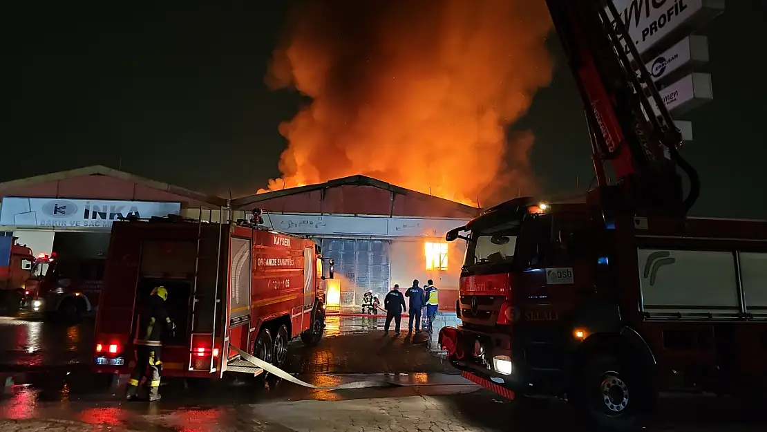 Karanlık geceyi fabrikada çıkan alevler aydınlattı!