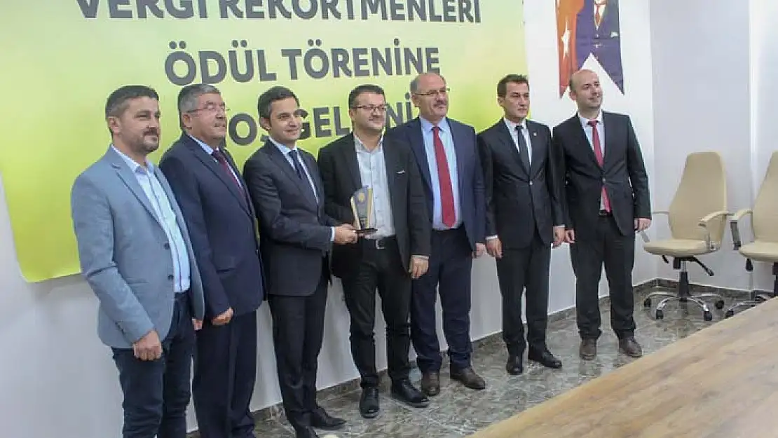 Karapınar'da vergi rekortmenlerine plaket verildi