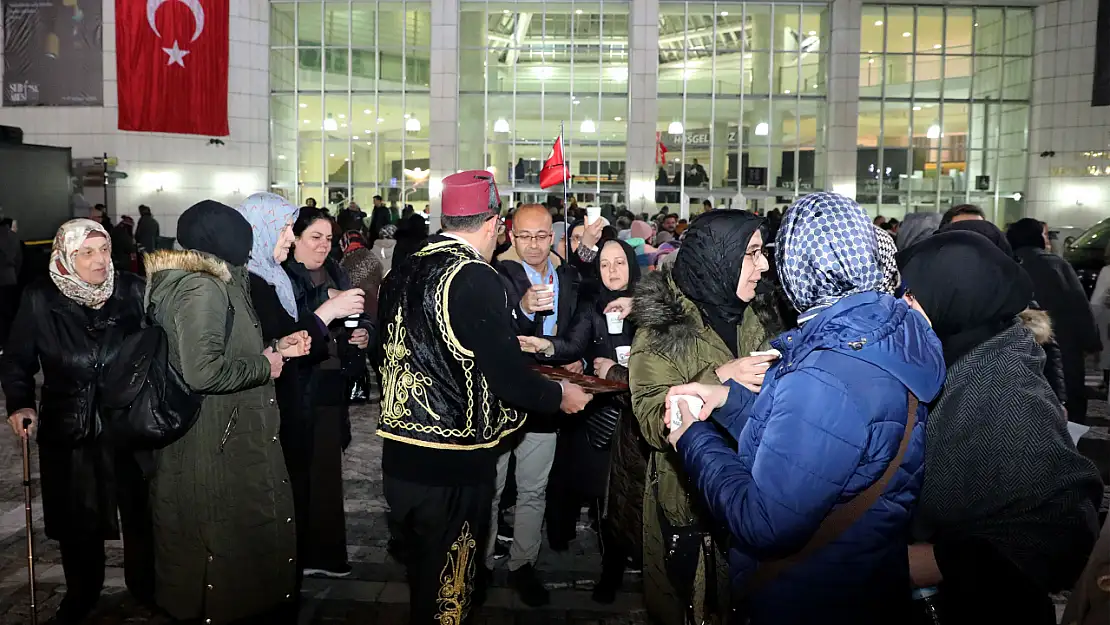 Karatay Belediyesi'nden Şeb-i Arus'a özel sahlep ikramı