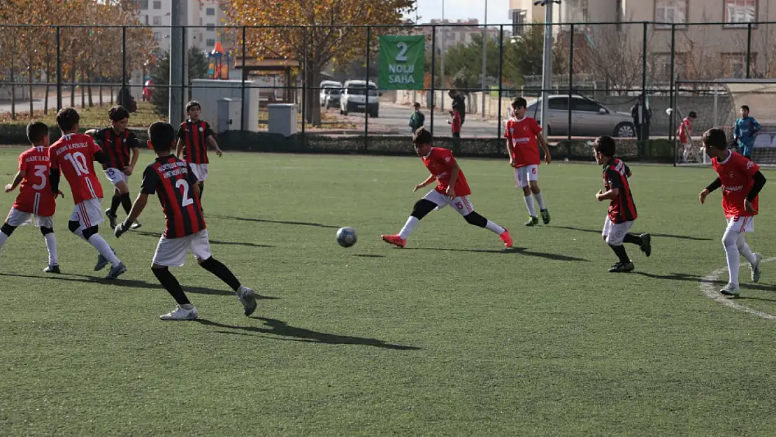 Karatay   İlkokullar   Arası Dostluk ve Kardeşlik Futbol Turnuvası'nda kupa sahibini buldu!