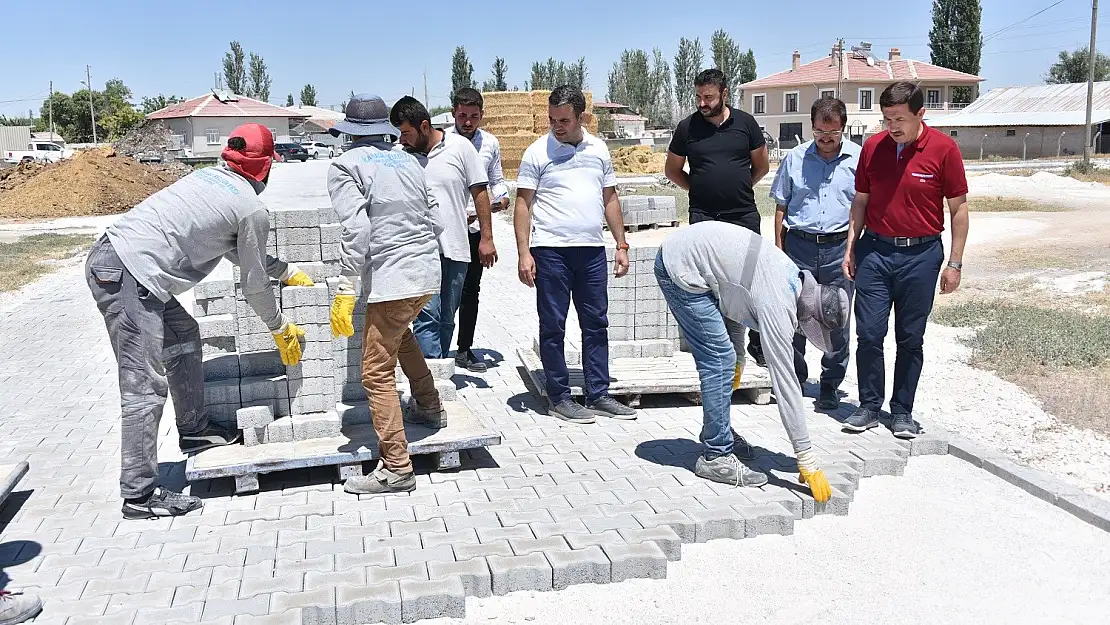 Karatay'ın dört bir tarafında parke yol çalışmaları sürüyor