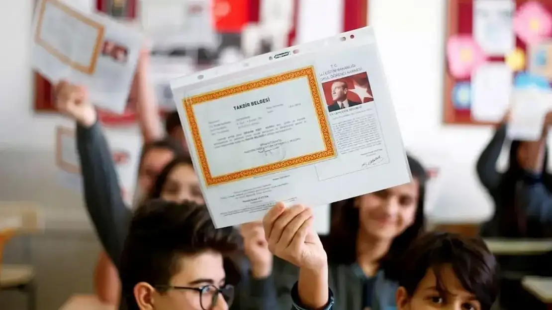 Karne tebrik mesajları! Öğrencilere gönderebileceğiniz en güzel, kısa, anlamlı karne kutlama mesajları