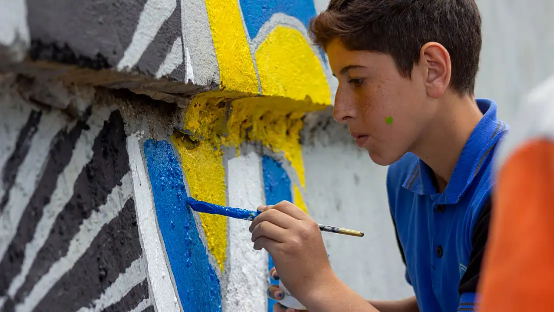 Kars'ın Akyaka ilçesinde öğrenciler, okul duvarını renklendirdi