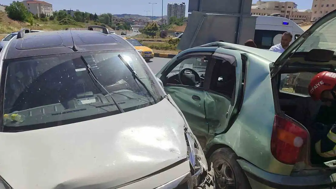 Kastamonu'da kamyonet ile otomobil çarpıştı