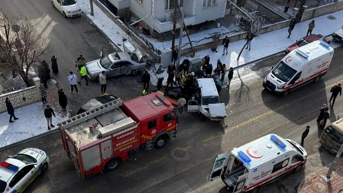 Kavşakta feci kaza: Çarpışmanın şiddetiyle araçtan fırlayan kadın hayatını kaybetti
