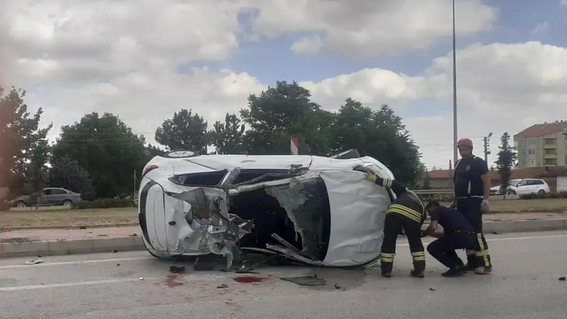  Kavşakta otomobiller çarpıştı. Biri takla attı: 1'i ağır 3 yaralı