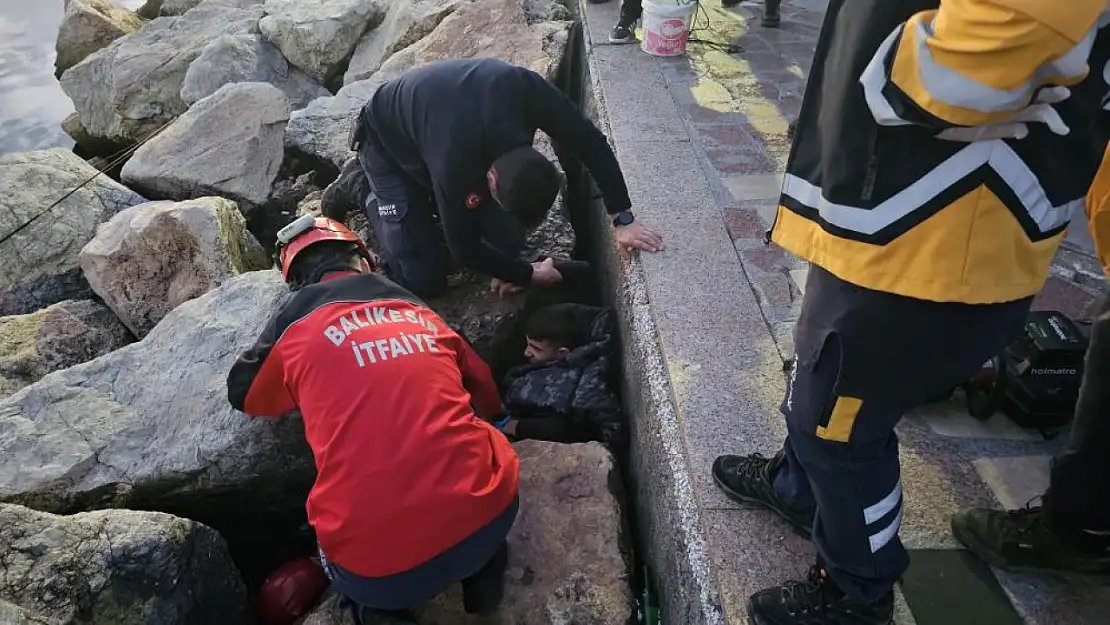 Kayalıklara sıkışan çocuk korkuttu: İtfaiye seferber oldu!